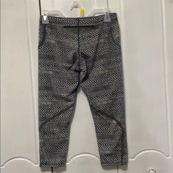 Nike DRI - FIT geometric print Capri Leggings S - Picture 6 of 9